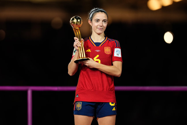 Aitana Bonmatí recibe el trofeo de 'MVP' del Mundial de Australia y Nueva Zelanda. / Jose Breton