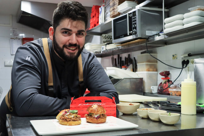 El cocinero cántabro Pablo Cadavid prepara su bocadillo ‘Lebollito’, el mejor bocata de España de este año. / Celia Agüero Pereda