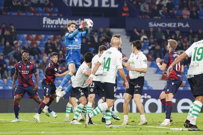 Jokin Ezkieta atrapa un balón aéreo en el partido de ida en el Ciutat de Valencia. / Liga Hypermotion