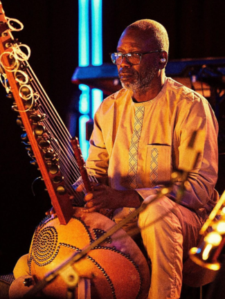 Fotografía del músicoBallaké Sissoko 'virtuoso de la kora'.