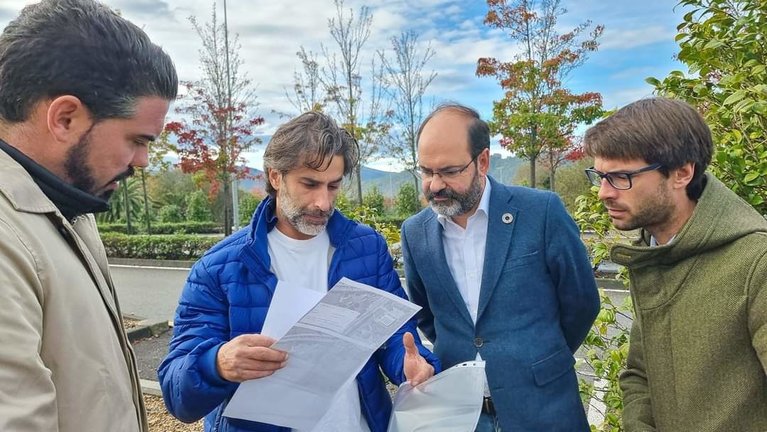 El concejal José Luis Urraca con el arquitecto Daniel Yábar, encargado del proyecto de las pistas de skate. / EP