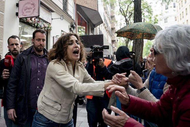 La vicepresidenta primera y ministra de Hacienda, María Jesús Montero, durante una concentración en la calle de Ferraz. A. Pérez Meca