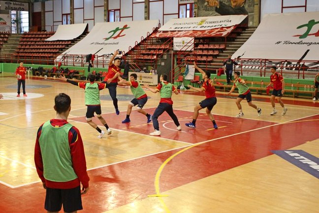 La selección española juvenil en un entrenamiento en Torrelavega. / ALERTA
