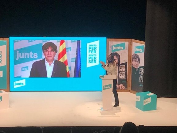 Archivo - El expresidente de la Generalitat Carles Puigdemont con la candidata de Junts a la presidencia de la Generalitat, Laura Borràs