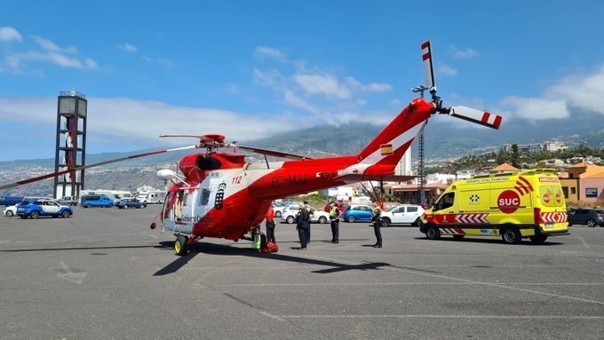 El helicóptero del GES aterriza en el muelle de Puerto de la Cruz tras proceder al rescate de la mujer