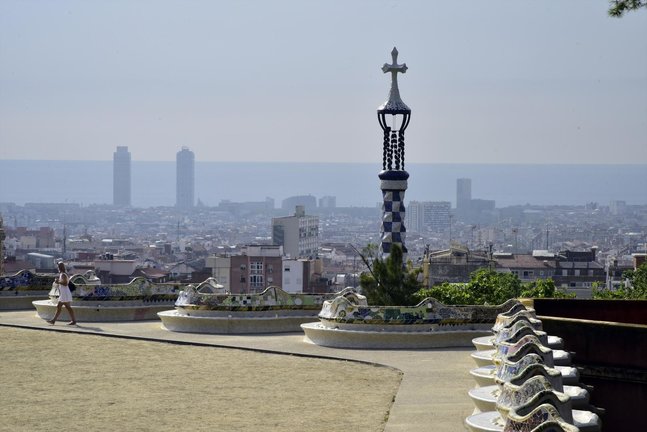 Archivo - Vista del skyline de Barcelona desde el Park Güell. Foto de archivo.