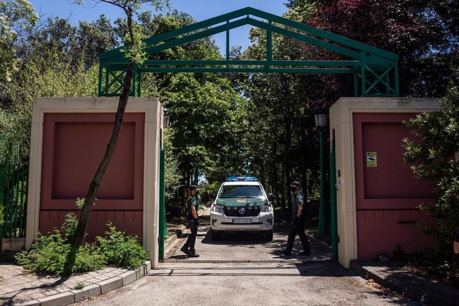 Un vehículo y varios agentes de la Guardia Civil vigilan en las inmediaciones del domicilio del productor de televisión José Luis Moreno el día de su detención, a 29 de junio de 2021, en Boadilla del Monte, Madrid (España). 