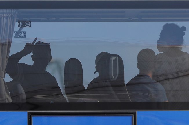 Los jóvenes procedentes de Mallorca en el autobús, después de llegar al puerto de Valencia.