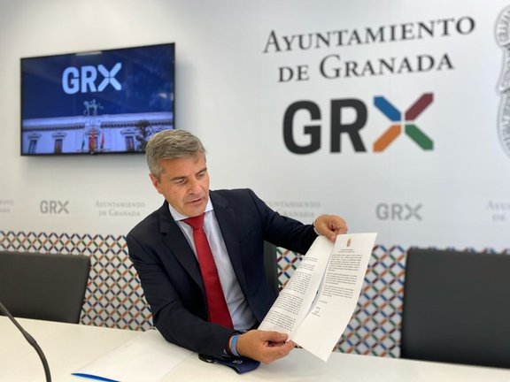 El portavoz del PP en el Ayuntamiento de Granada, César Díaz, muestra la carta remitida a la dirección nacional, regional y provincial de Cs pidiendo el apoyo a la investidura del candidato popular.