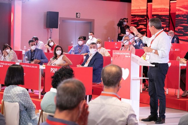 El candidato del PSOE-A a la Junta, Juan Espadas, interviene en el Comité Federal del PSOE ante el secretario general, Pedro Sánchez, el pasado 3 de julio de 2021 (Foto de archivo).