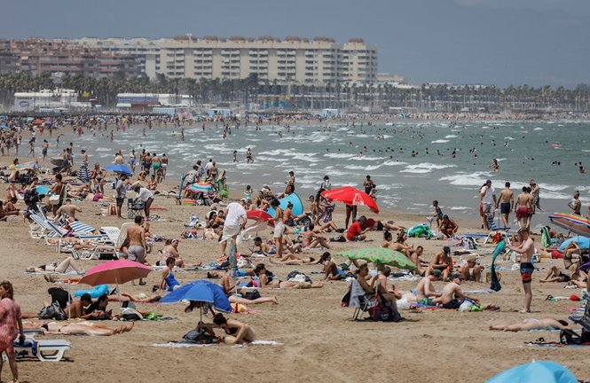La Playa de la Malvarrosa repleta de gente en un día de alerta roja por altas temperaturas, a 12 de julio de 2021, en Valencia, Comunidad Valenciana (España). 