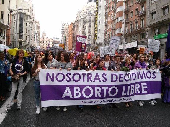 Archivo - Manifestantes en una movilización por el aborto libre en Madrid