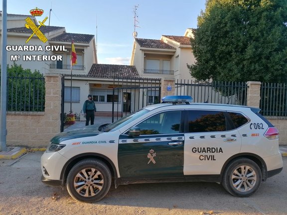 Archivo - Cvirus.- Abren 20 expedientes a un establecimiento de Puebla de Almoradiel y sus clientes por saltarse las restricciones