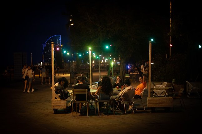 Varias personas en la terraza de un bar, frente a la playa de la Barceloneta, a 4 de agosto de 2021, en Barcelona, Catalunya (España).