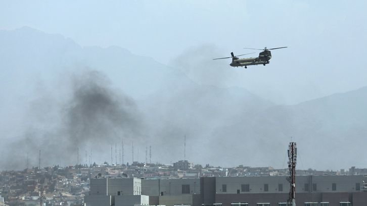 Un helicóptero militar estadounidense sobrevuela Kabul, este domingo.RAHMAT GUL / AP