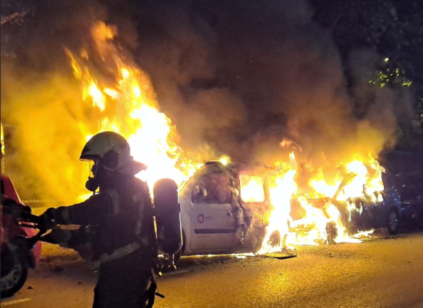 Un bombero trata de apagar el fuego de varios coches. / Bomberos Santander