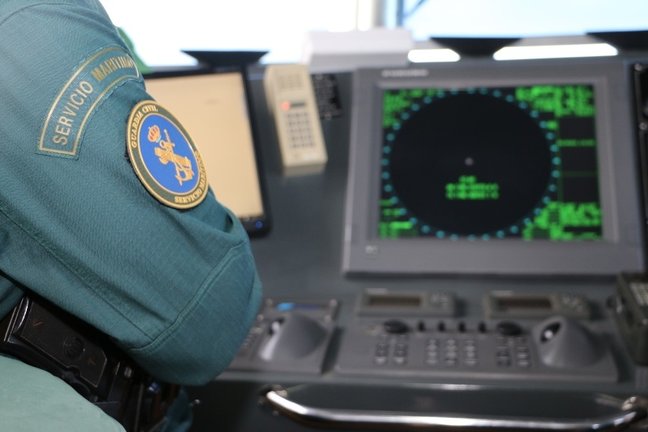Archivo - Un agente de Servicio Marítimo de la Guardia Civil, frente a un radar.