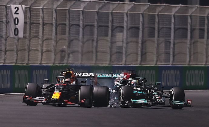 Verstappen y Hamilton chocan durante su pelea por la victoria en Arabia Saudí. Foto: F1.com