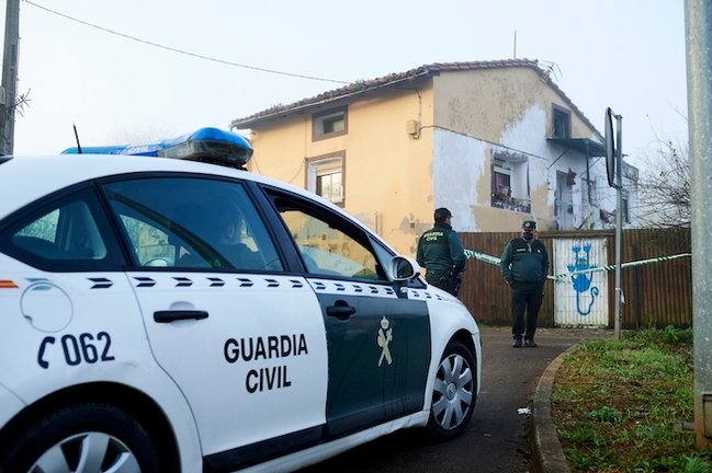 Vivienda en Liaño de Villaescusa donde aparecieron los cadáveres de la mujer y su hija. / JUAN MANUEL SERRANO ARCE/EUROPA PRESS