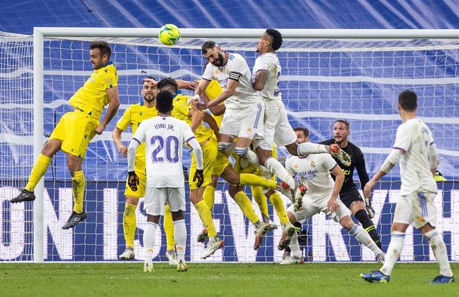 Los jugadores del Cádiz, el francés Karim Benzema y el brasileño Militao intentan rematar ante los defensores del Cádiz durante el encuentro correspondiente a la jornada decimoctava de primera división disputado hoy domingo en el estadio Santiago Bernabéu, en Madrid. EFE / Rodrigo Jimenez.