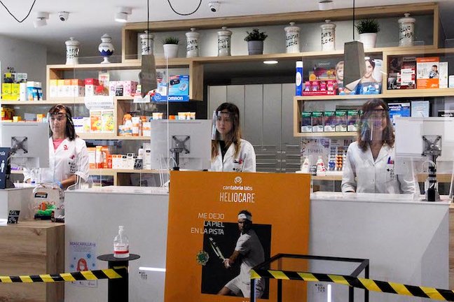 Tres trabajadoras en la farmacia de Marqués de la Hermida en Santander. / Hardy