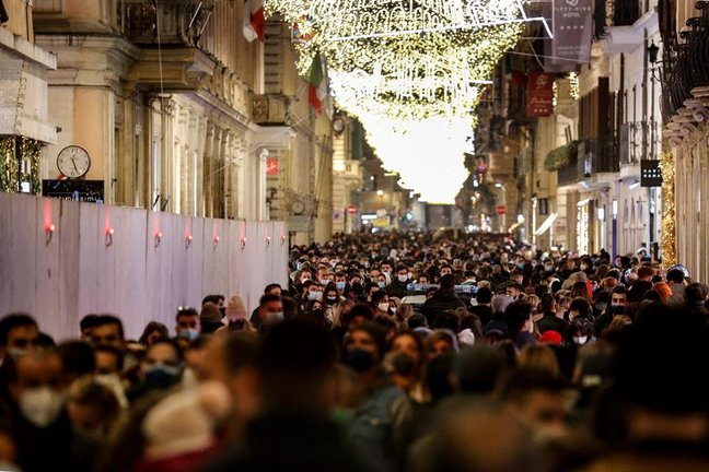 La gente pasea y compra en el centro de Roma, Italia, el 19 de diciembre de 2021. (Italia, Roma) EFE/EPA/GIUSEPPE LAMI