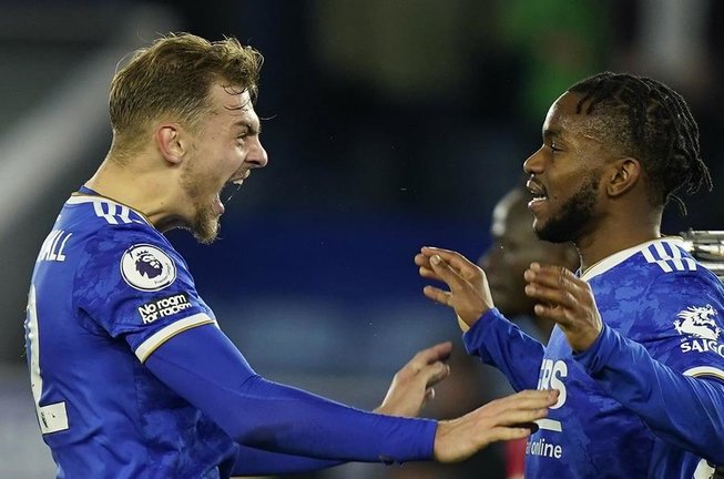 Los jugadores del Leicester Kiernan Dewsbury-Hall (izq.) y Ademola Lookman (dcha.) celebran la victoria en el partido de la Premier League inglesa entre el Leicester City y el Liverpool FC en Leicester, Gran Bretaña, el 28 de diciembre de 2021. (Reino Unido) EFE/EPA/TIM KEETON