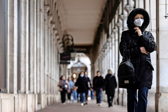 Peatones con mascarilla pasean por el centro de París. / ian langs