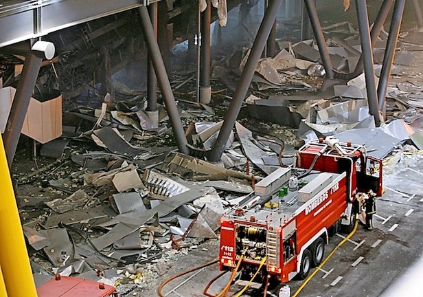 Imagen de archivo del atentado en la Terminal T4 del Aeropuerto de Barajas. EFE/Juan Carlos Hidalgo