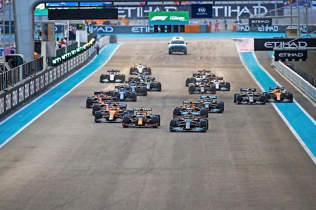 Inicio de carrera durante el Gran Premio Etihad Airways de Abu Dhabi el pasado 12 de diciembre de 2021. / afp