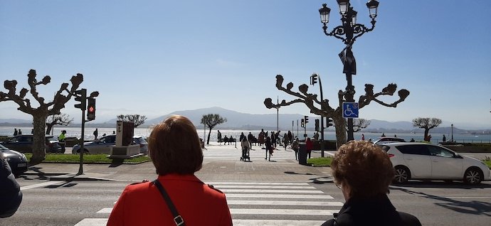 Dos personas se disponen a cruzar el Paseo Pereda de Santander. / ALERTA