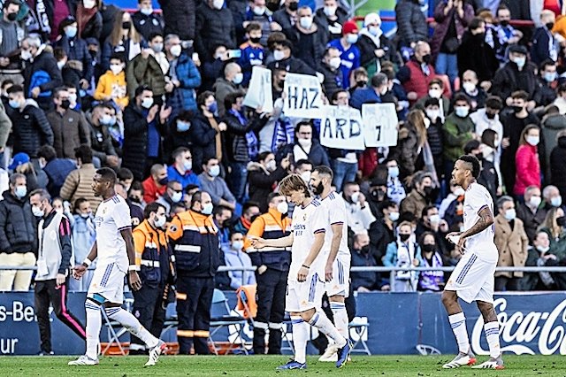 Los jugadores del Real Madrid abandonan el terreno de juego tras perder ante el Getafe por 1-0 en su partido de LaLiga Santander disputado en el estadio Coliseum Alfonso Pérez de Getafe, Madrid, este domingo. EFE/Rodrigo Jiménez