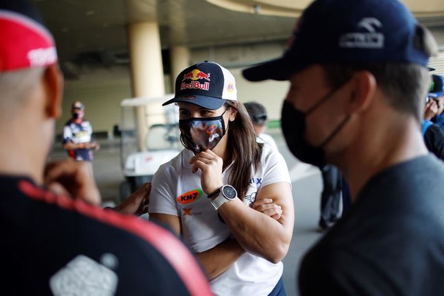La piloto española Laia Sanz (C) del equipo X-Raid conversa con los competidores dos días antes del Rally Dakar 2022 entre Ha'il y Jeddah, en Jeddah, Arabia Saudí, el 30 de diciembre de 2021. (Arabia Saudita) EFE/EPA/YOAN VALAT