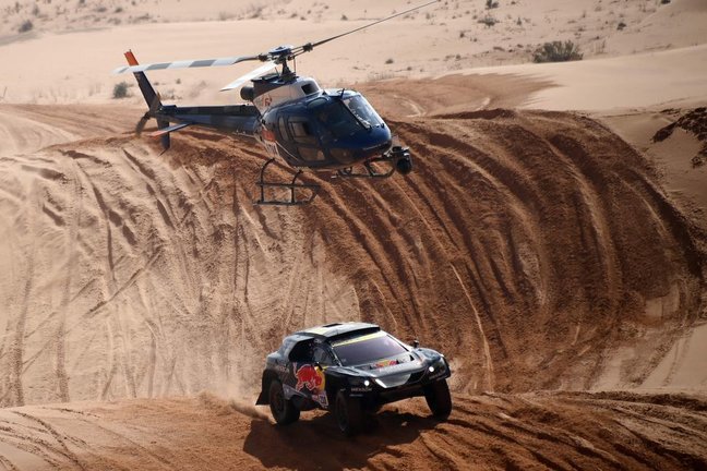 El francés Cyril Desprez, de Peugeot, en la tercera etapa del Rally Dakar. / AFP