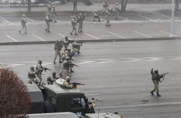Las fuerzas de seguridad se emplean en una operación antiterrorista para frenar los disturbios masivos. Valery Sharifulin/TASS (Foto de Valery Sharifulin\TASS vía Getty Images)
