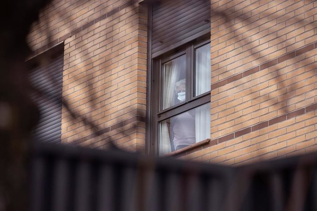 Una residente observa desde el interior de la residencia para mayores en una imagen de archivo. EFE/Rodrigo Jiménez