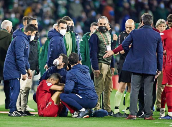 Tumulto en el campo de juego en el momento del impacto en la cabeza Joan Jordán, tras el impacto. / afp