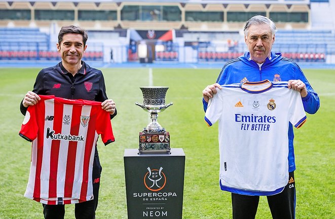 Los entrenadores del Athletic Club y del Real Madrid, Marcelino García Toral y Carlo Ancelotti, respectivamente, posan junto al trofeo. / EFE