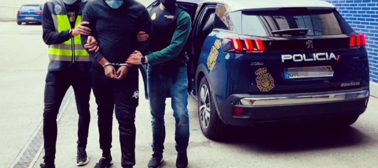 Imagen de agentes de la Policía Nacional durante un arresto. EFE/ Policía Nacional