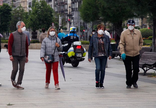 Varias personas con mascarilla por el Paseo Pereda de Santander. / HARDY
