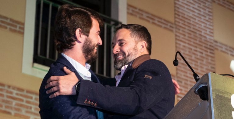 El candidato de VOX a la Presidencia de Castilla y León, Juan García-Gallardo (i), y el presidente de Vox, Santiago Abascal (d), se abrazan tras valorar los resultados obtenidos por su formación en los comicios para Castilla y León durante la noche electoral del 13F en el Hotel Palacio Santa Ana,  a 13 de febrero de 2022, en Valladolid, Castilla y León (España). El pasado 20 de diciembre, el presidente de la Junta de Castilla y León rompió el pacto de gobierno con Ciudadanos y convocó elecciones anticipadas. La autonomía ve cómo su décima legislatura llega así a su fin, año y medio antes de tiempo, y afronta las primeras elecciones anticipadas de su historia.
13 FEBRERO 2022;VALLADOLID;CASTILLA Y LEÓN;NOCHE ELECTORAL;PALACIO SANTA ANA
Photogenic/Claudia Alba / Europa Press
13/2/2022