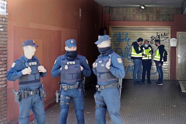 Agentes de la policía junto al Ayuntamiento de Cornellá. / efe