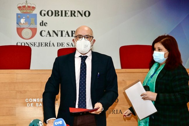 El consejero de Sanidad, Miguel Rodríguez, junto a la gerente del Servicio Cántabro de Salud, Celia Gómez. / ALERTA
