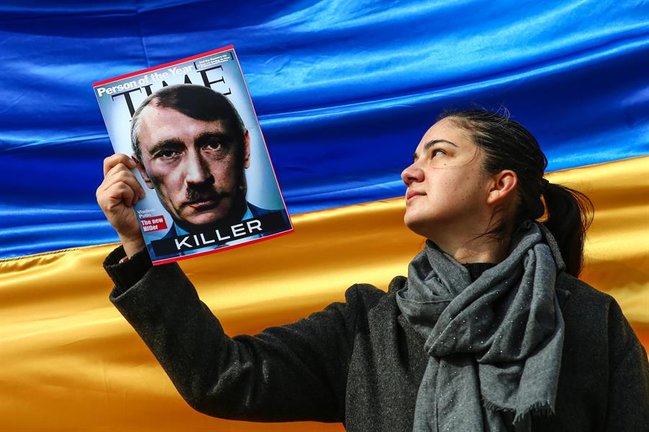 Personas protestan contra la agresión rusa a Ucrania en Estambul, Turquía, el 27 de febrero de 2022. Las tropas rusas entraron en Ucrania el 24 de febrero, lo que llevó al presidente del país a declarar la ley marcial. EFE/EPA/SEDAT SUNA