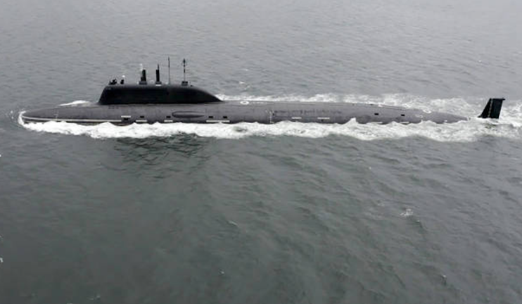 Un submarino nuclear ruso se prepara para lanzar un misil de crucero 3M-54 Kalibr como parte de los ejercicios de la fuerza de disuasión estratégica en el Mar Negro.