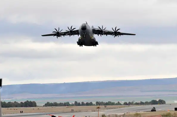 Uno de los dos aviones del Ejército del Aire con el armamento para Ucrania despega de Albacete FOTO: MANU EFE
