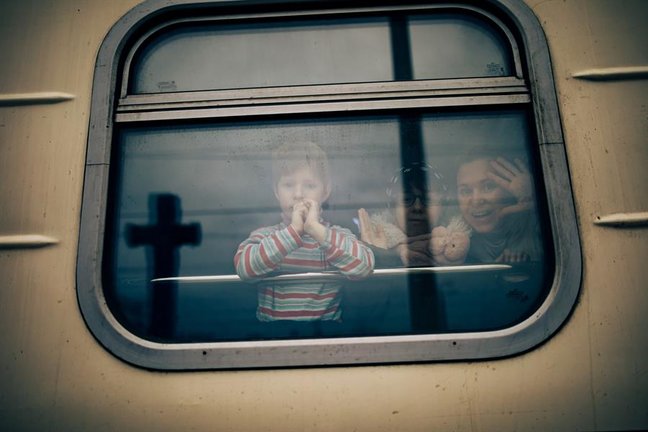 Refugiados ucranianos esperan en la estación de tren de Chelm, desde donde tomarán un tren especial a Varsovia, Polonia EFE/ Bartlomiej Wojtowicz