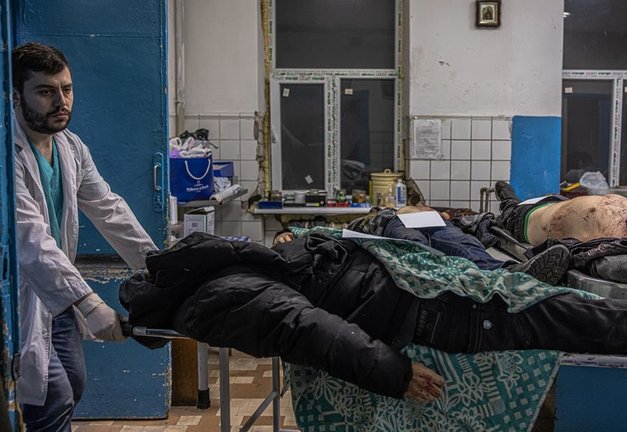 Un trabajador médico traslada el cadáver de un hombre civil, supuestamente asesinado por el ejército ruso, en un depósito de cadáveres, en Brovary, región de Kiev, Ucrania. EFE/EPA/ROMAN PILIPEY