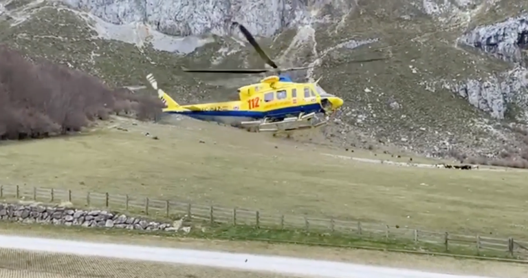 El helicóptero del Gobierno de Cantabria en Fuente Dé.