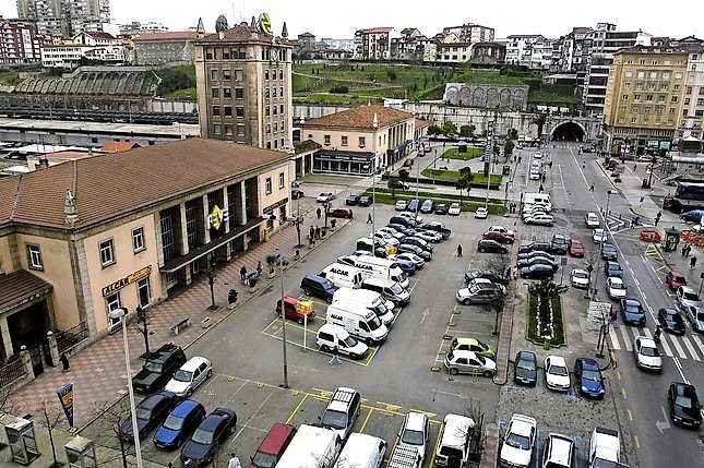 Vista general de la Plaza de Estaciones de Renfe y Feve de la ciudad de Santander. / alerta